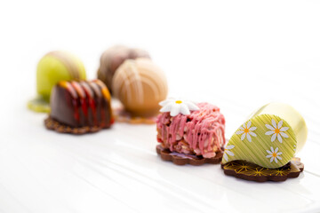 友人のケーキ店で作られた美しいバレンタインチョコ