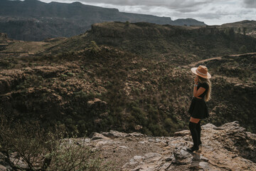 Obraz premium young woman with hat in the field looking at the camera