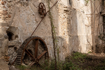 Fototapeta na wymiar rusty wheel engine in a abandoned factory