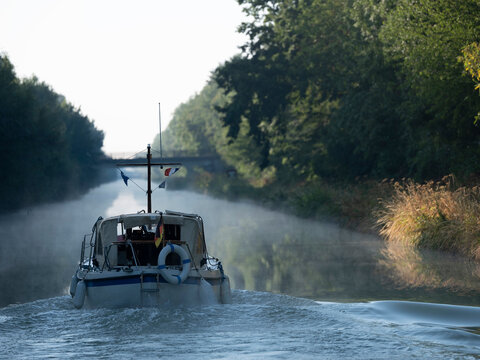 Boat on Canal&Ocirc;&oslash;&Omega;entre&Ocirc;&oslash;&Omega;Champagne&Ocirc;&oslash;&Omega;et&Ocirc;&oslash;&Omega;Bourgogne