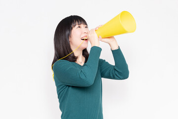 メガホンを持って応援する女性