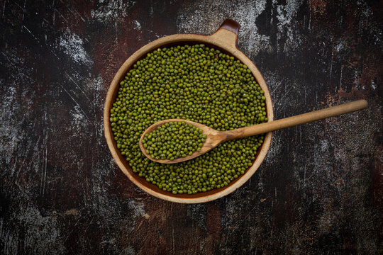 Bowl of fresh mung beans (Vigna radiata)