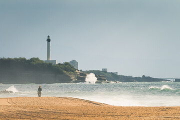 plage du pays basque à Biarritz avec vue sur le phare et grosses vagues