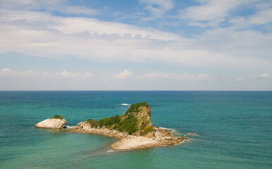 petite île déserte au milieu de l'océan