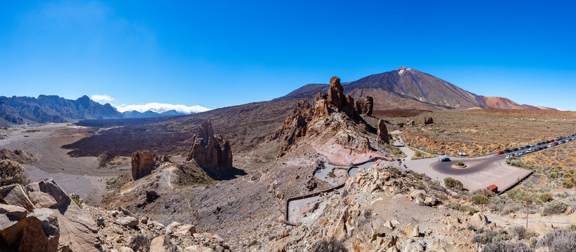 Spain, Santa Cruz de Tenerife, Panorama of Roques de Garcia formation in Teide National Park with Mount Teide in background