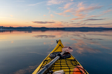 tramonto sul lago di bolsena in kayak