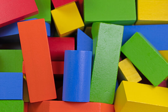 Viele bunte Bausteine aus Holz