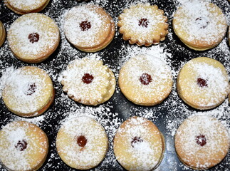 Weihnachtsgebäck Hildabrötchen mit Puderzucker