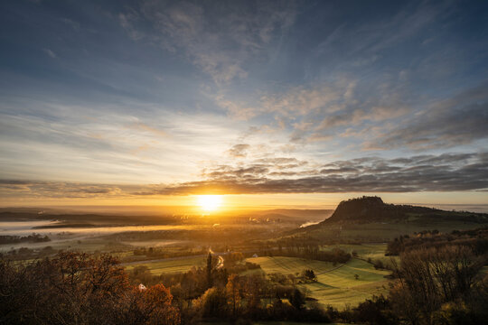 Germany, Baden-Wurttemberg, Singen, Foggy sunrise with&Ocirc;&oslash;&Omega;Hohentwiel mountain in background