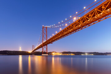 Portugal, Lisbon District, Lisbon, 25 de Abril Bridge at dusk