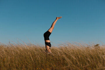Fototapeta premium mujer hace yoga