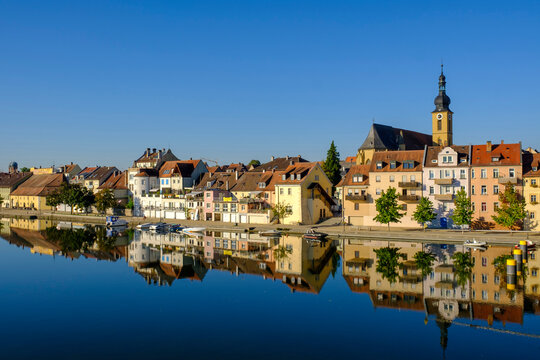 Germany, Bavaria, Kitzingen, Town buildings witch church seen across Main river