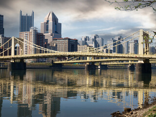 Obraz premium Big bridges and cloudy sky in downtown Pittsburgh Pennsylvania.
