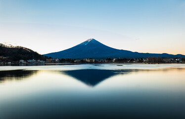Fototapeta na wymiar 河口湖から眺める冬の富士山　朝景