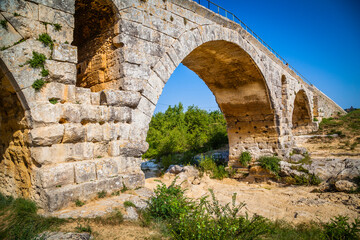 Fototapeta na wymiar The ancient bridge Pont Julien near Bonnieux in Provence, France