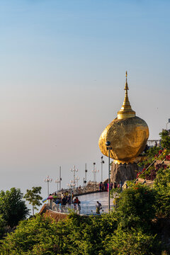 Myanmar, Mon state, Kyaiktiyo Pagoda, Golden rock at sunset