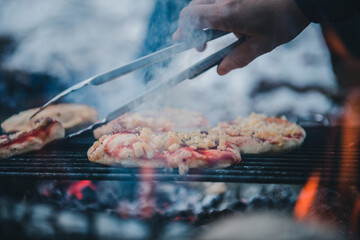 Pizza grillen am Lagerfeuer.