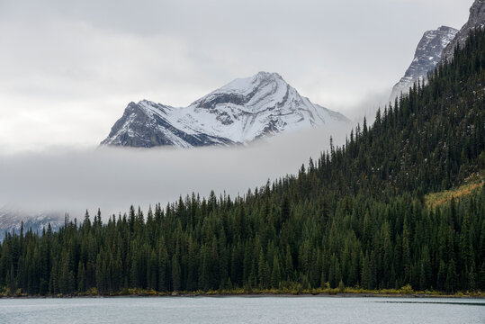 Canada, Alberta, Jasper, Mountains reflecting in Maligne Lake