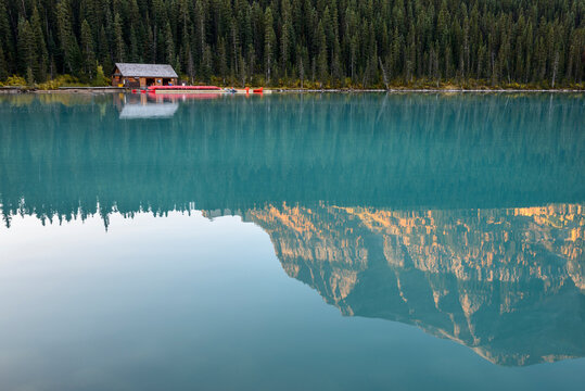Canada, Alberta, Banff, Mountain and forest reflected in calm Lake Louise