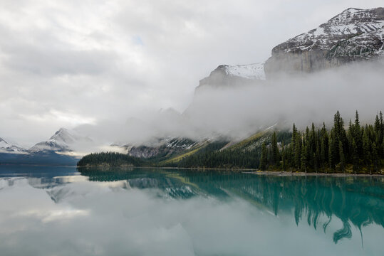 Canada, Alberta, Jasper, Mountains reflecting in Maligne Lake