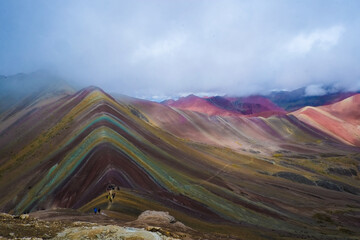 南米ペルーの秘境アンデス山脈に突如現れるレインボーマウンテン（ビニクンカ山）高山植物と動物が造り出した荘厳な景色が広がる、標高5100mの秘境。赤や黄色、綺麗な淡い青などカラフルに染まった山はまさに虹そのもの.
