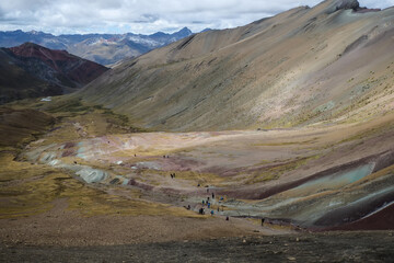 南米ペルーの秘境アンデス山脈に突如現れるレインボーマウンテン（ビニクンカ山）高山植物と動物が造り出した荘厳な景色が広がる、標高5100mの秘境。赤や黄色、綺麗な淡い青などカラフルに染まった山はまさに虹そのもの.
