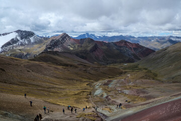 南米ペルーの秘境アンデス山脈に突如現れるレインボーマウンテン（ビニクンカ山）高山植物と動物が造り出した荘厳な景色が広がる、標高5100mの秘境。赤や黄色、綺麗な淡い青などカラフルに染まった山はまさに虹そのもの.