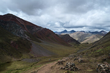 南米ペルーの秘境アンデス山脈に突如現れるレインボーマウンテン（ビニクンカ山）高山植物と動物が造り出した荘厳な景色が広がる、標高5100mの秘境。赤や黄色、綺麗な淡い青などカラフルに染まった山はまさに虹そのもの.