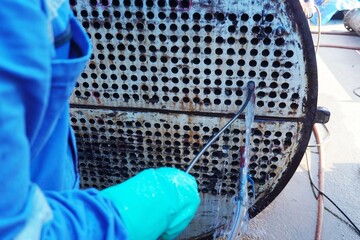 Heat exchanger in the tube bundle sheet corrosion product to inspection for leaks.