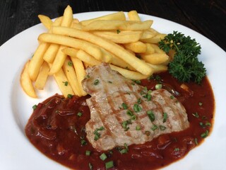 Pork escalope with gypsy sauce and French fries