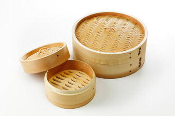 白い背景の上のせいろ　Chinese bamboo steamer basket isolated on white background