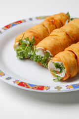 Crunchy rolls stuffed with cream cheese