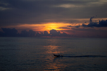 Fototapeta na wymiar boat in the ocean at sunset