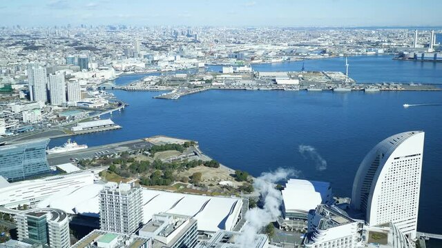 青空と東京湾と横浜市の風景の動画。