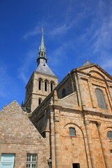 Fototapeta na wymiar モン・サン・ミッシェルの修道院の尖塔が青空にそびえる