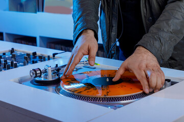 Dj colocando disco de vinil en tocadiscos para reproducirlo. Concepto de música retro