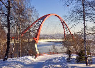 Fototapeta na wymiar Bugrinskij bridge in Novosibirsk in winter