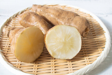 健康野菜ヤーコン（学名： Smallanthus sonchifolius）を半分に切った断面