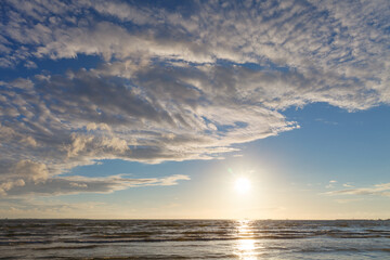 Naklejka premium Sun Shining Bright In The Blue Skies Over The Sea