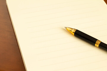 手紙を送るための便箋とボールペン