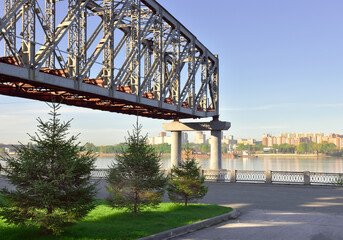 Fototapeta premium The span of the bridge on the embankment in Novosibirsk