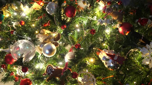 video di sfondo di albero di Natale con luci che lampeggiano, close-up in 4k di luminarie e accessori natalizi
