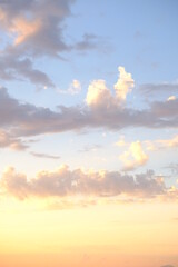 Obraz na płótnie Canvas Ombre pastel coloured cloudy sky