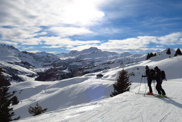 ski de randonnée de montagne avec skieurs alpinistes dans la neige des alpes et les Pyrénées