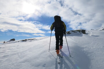 Fototapeta na wymiar ski de randonnée de montagne avec skieurs alpinistes dans la neige des alpes et les Pyrénées