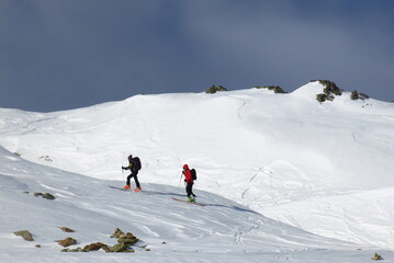 ski de randonnée de montagne avec skieurs alpinistes dans la neige des alpes et les Pyrénées