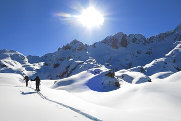 ski de randonnées de montagne avec skieurs alpinistes dans la neige et la glace des alpes et des pyrénées