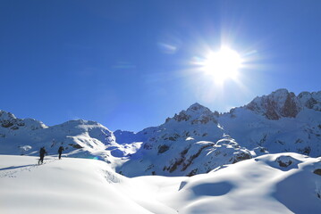 ski de randonn&eacute;es de montagne avec skieurs alpinistes dans la neige et la glace des alpes et des pyr&eacute;n&eacute;es