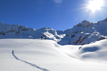 ski de randonn&eacute;es de montagne avec skieurs alpinistes dans la neige et la glace des alpes et des pyr&eacute;n&eacute;es