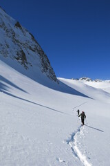ski de randonnées de montagne avec skieurs alpinistes dans la neige et la glace des alpes et des pyrénées
